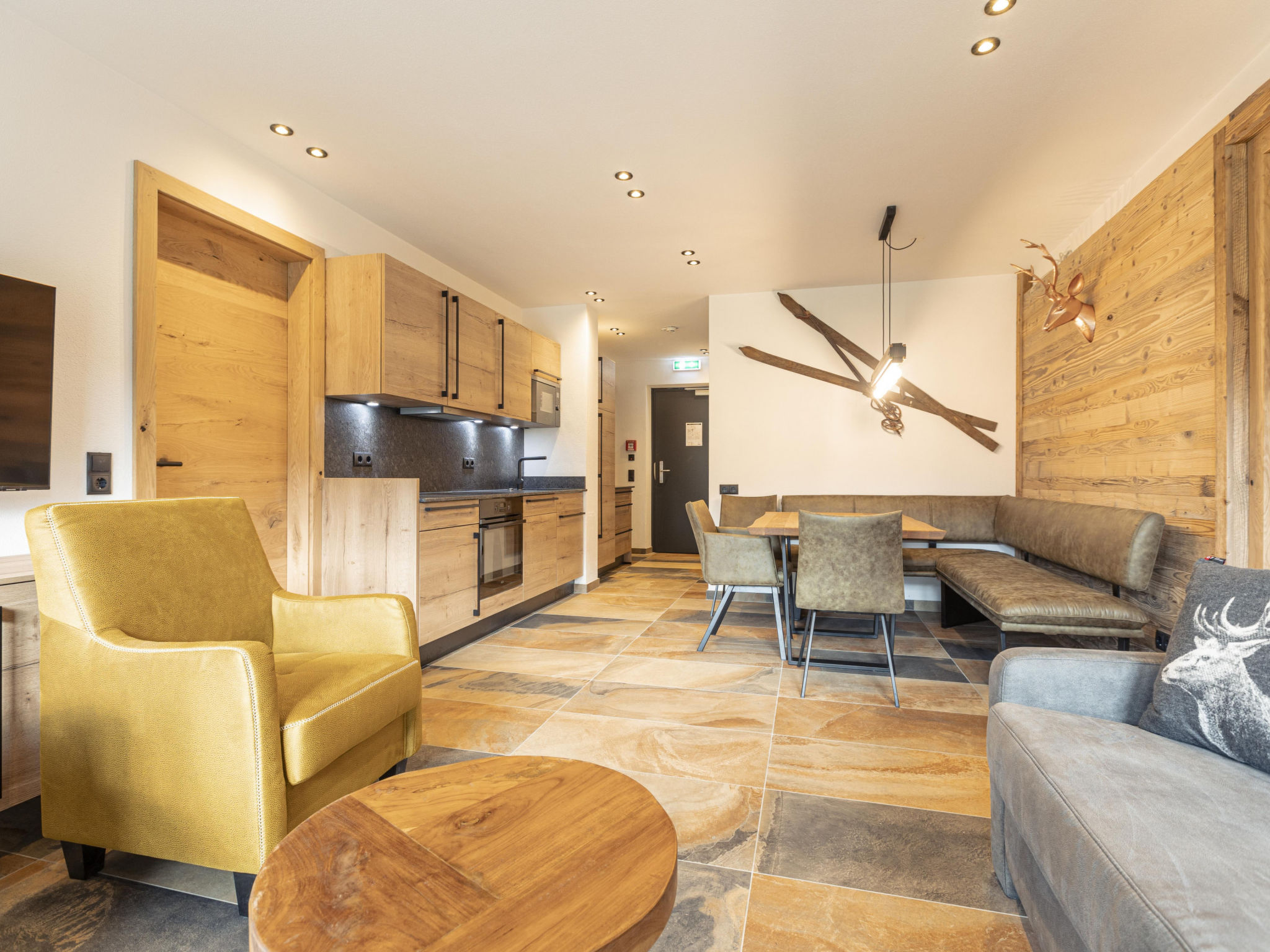 "Superior   1C mit Sauna", appartement 3-kamers 68 m2. Licht, comfortabel en smaakvol ingericht: woon-/eetkamer met eettafel en Sat-TV. 2 2-pers. kamers. Open keuken (oven, afwasmachine, 4 keramische ..