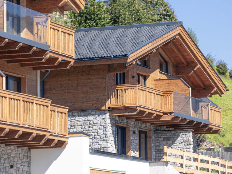 "Premium für 4 Personen", 5-room chalet 110 to 120 m2. Bright, comfortable and tasteful furnishings: 4 double bedrooms. Living/sleeping room with 1 double sofabed, dining table, satellite TV and flat..