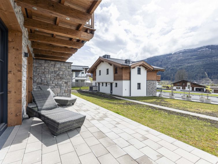"Superior   5A mit Sauna", 5-room chalet 130 to 140 m2. Bright, comfortable and tasteful furnishings: living/dining room with 1 double sofabed, dining table and satellite TV. 4 double bedrooms. Open k..