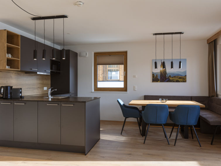 "mit 1 Schlafzimmer", appartement 2-kamers 60 m2. Licht, modern ingericht: woon-/eetkamer met eettafel en Sat-TV (Flatscreen TV). 1 kamer met 1 x 2 stapelbedden, 1 2-pers bed. Open keuken (afwasmachin..