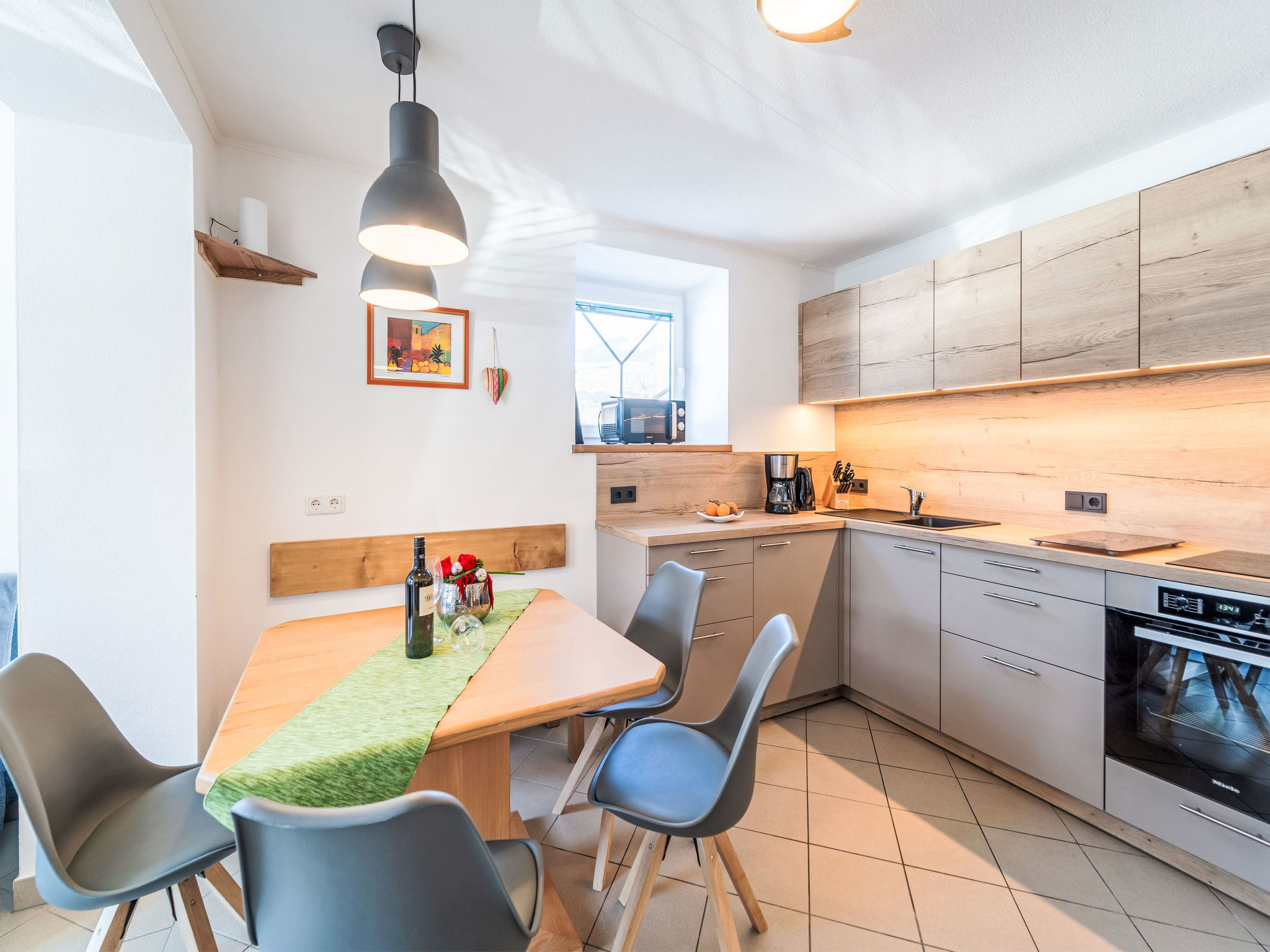 "Evi", appartement 3-kamers 47 m2, op de begane grond. Modern en smaakvol ingericht: hal. Woon-/eetkamer met 1 divanbed, eettafel, Kabel-TV en elektrische verwarming. 2 2-pers. kamers. Open keuken (ov..
