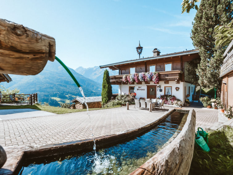 "Wiedhölzl", 9-Zimmer-Haus 260 m2 auf 3 Stockwerken. Rustikal und gemütlich eingerichtet: Wohnzimmer mit Sat-TV und Kachelofen. Ausgang zum Balkon. 1 Zimmer mit 1 Doppelbett. Küche (Backofen, Gesch..