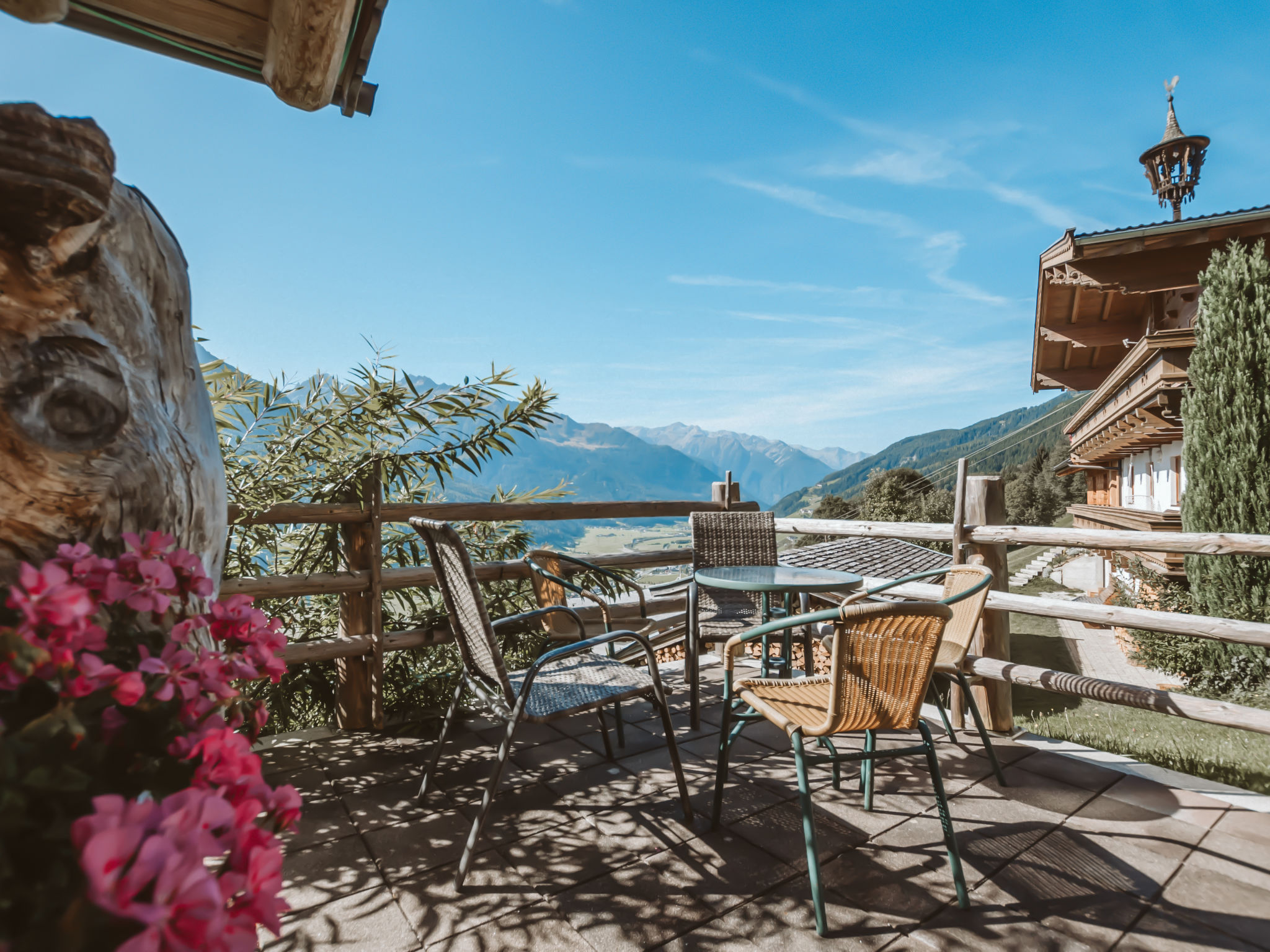 "Wiedhölzl", 5-Zimmer-Wohnung 150 m2 auf 2 Stockwerken, im Erdgeschoss. Gemütlich und mit viel Holz eingerichtet: Wohnzimmer mit Essecke, Sat-TV und Kachelofen. Ausgang zum Balkon. 1 Zimmer mit 1 Do..