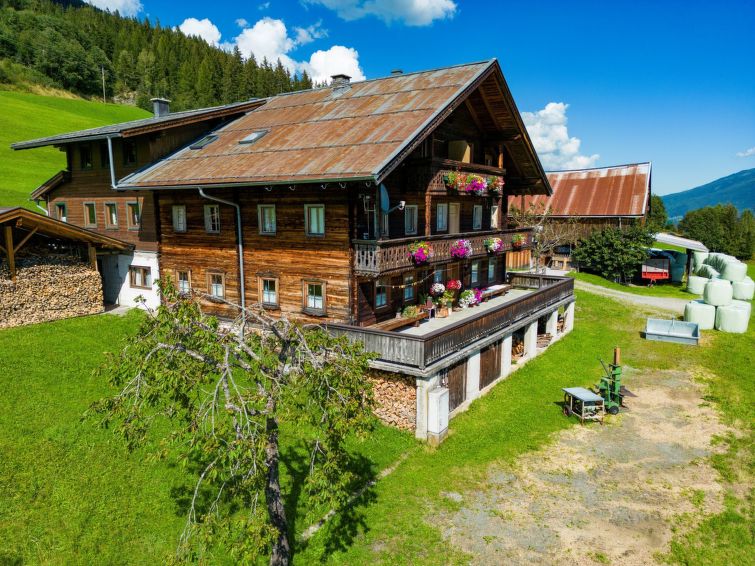 "Moosen (NKI210)", 8-Zimmer-Haus 230 m2 auf 2 Stockwerken. Gemütlich und mit viel Holz eingerichtet: Wohn-/Esszimmer mit Esstisch und Sat-TV. 1 Zimmer mit 1 Doppelbett, Waschbecken und Dusche/WC. Aus..