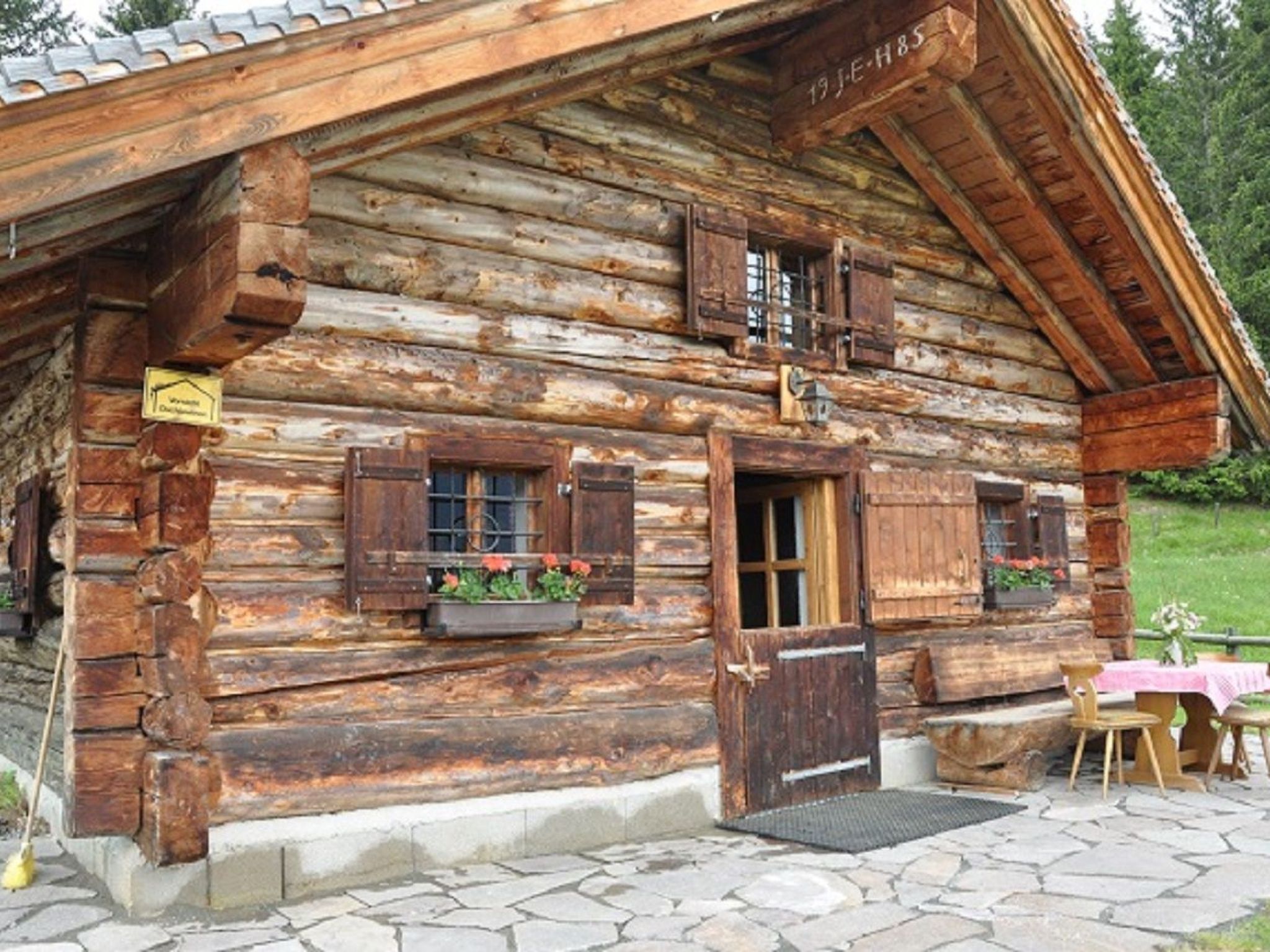 Maximaal 2 huisdieren/honden toegestaan. The mountain chalet is situated at around 1300 metres above sea level amidst an impressive mountain panorama on the edge of the Saalbach-Hinterglemm ski resort..