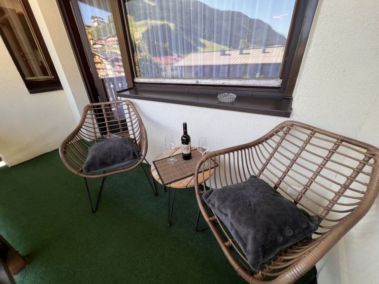 "Apartment Martin", 1-room apartment 40 m2 on 2nd floor. Bright, renovated in 2023, very modern and cosy furnishings: entrance hall. 1 room with 1 sofabed, 1 double bed, dining table, cable TV, intern..