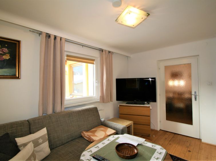 "Hannelore", appartement 3-kamers 50 m2, op verhoogde begane grond. Doelmatig en gezellig ingericht: woon-/slaapkamer met 1 2-pers bed en TV (Flatscreen TV). 1 kamer met 2 bedden. Kleine keuken (4-pit..