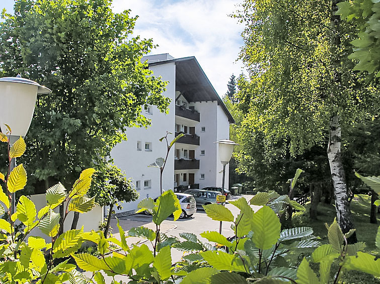 Appartement 2-kamers 62 m2, op verhoogde begane grond. Gezellig ingericht: hal. Groot woon-/eetkamer met 1 2-pers kastbed, eethoek en Kabel-TV (Flatscreen TV), radio. Uitgang naar het balkon. 1 kamer ..