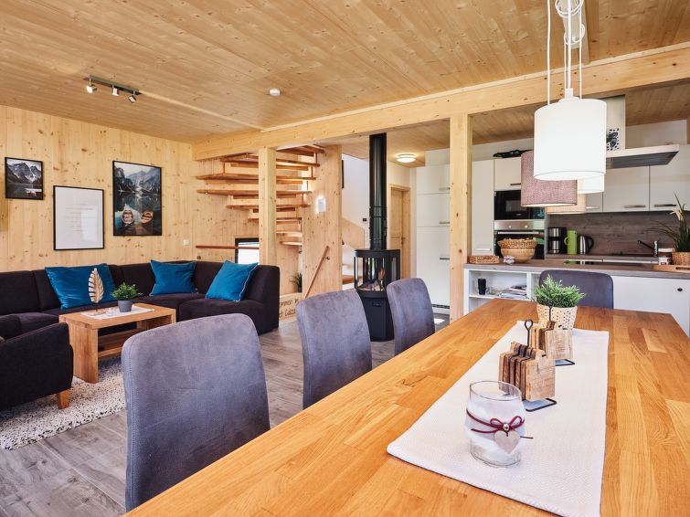 "mit 4 Schlafzimmern für bis zu 8 P.", chalet 5-kamers 92 m2. Licht, comfortabel en smaakvol ingericht: 4 2-pers. kamers. Open woon-/eetkamer met eethoek en Sat-TV. Open keuken (oven, afwasmachine, 4..