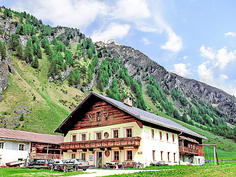 6-Zimmer-Haus 200 m2 auf 2 Stockwerken. Geschmackvoll und mit viel Holz eingerichtet: Eingang. Wohnzimmer mit Esstisch und Kachelofen. 1 Zimmer mit 2 Betten. Küche (Backofen, Geschirrspüler, 4 Glask..