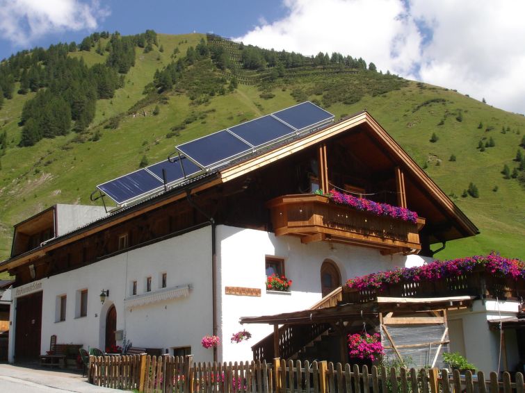 mit Schwedenofen und großer Terrasse