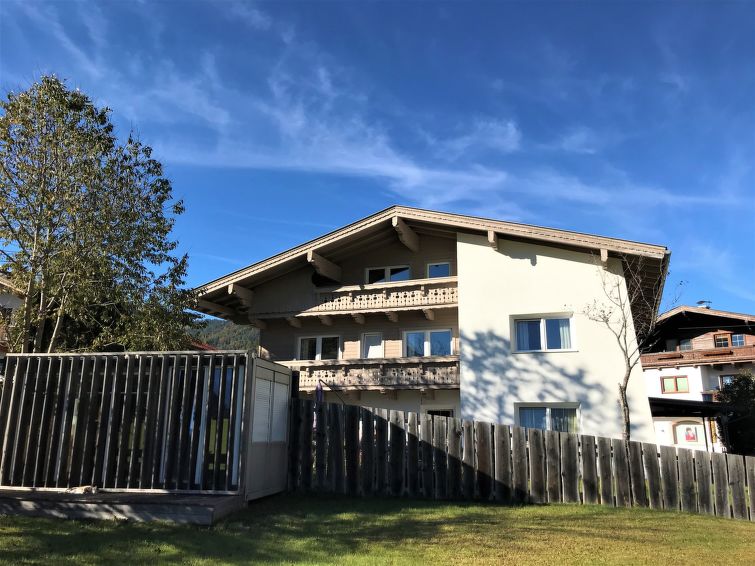 "Rofan", 3-room apartment 57 m2, on the top floor. Object suitable for 3 adults + 2 children. With sloping ceilings, practical and wooden furniture furnishings: large living/sleeping room with 1 doubl..
