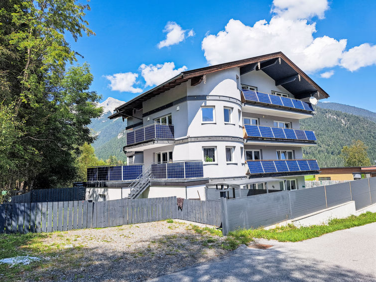 "Rofanblick", appartement 3-kamers 100 m2. Zeer smaakvol ingericht: 2 2-pers. kamers. Galerij met 2 bedden en 2 2-pers bedden. Groot woonkeuken (oven, afwasmachine, 4 keramische glas kookplaten, brood..