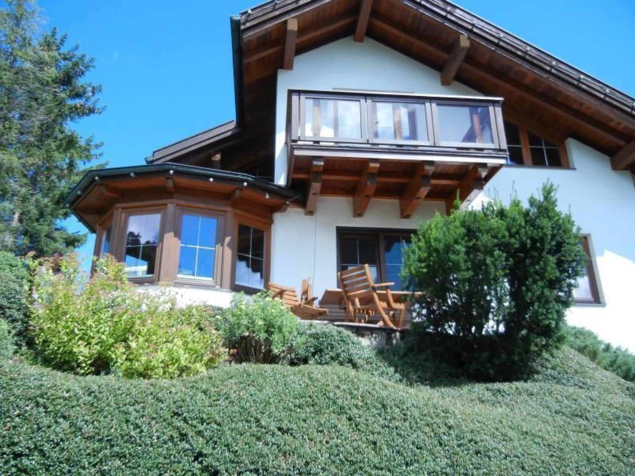 Ideally situated for sport and relaxation on a hill in a small residential area above the village of Achenkirch. Due to its exposed location, the house offers a breathtaking view of the Achental valle..