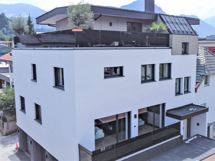"Christine", appartement 4-kamers 88 m2, op verhoogde begane grond. Zeer modern ingericht: 2 2-pers. kamers. 1 kamer met 1 x 2 stapelbedden. Groot woonkeuken (oven, afwasmachine, 4 inductiekookplaten,..