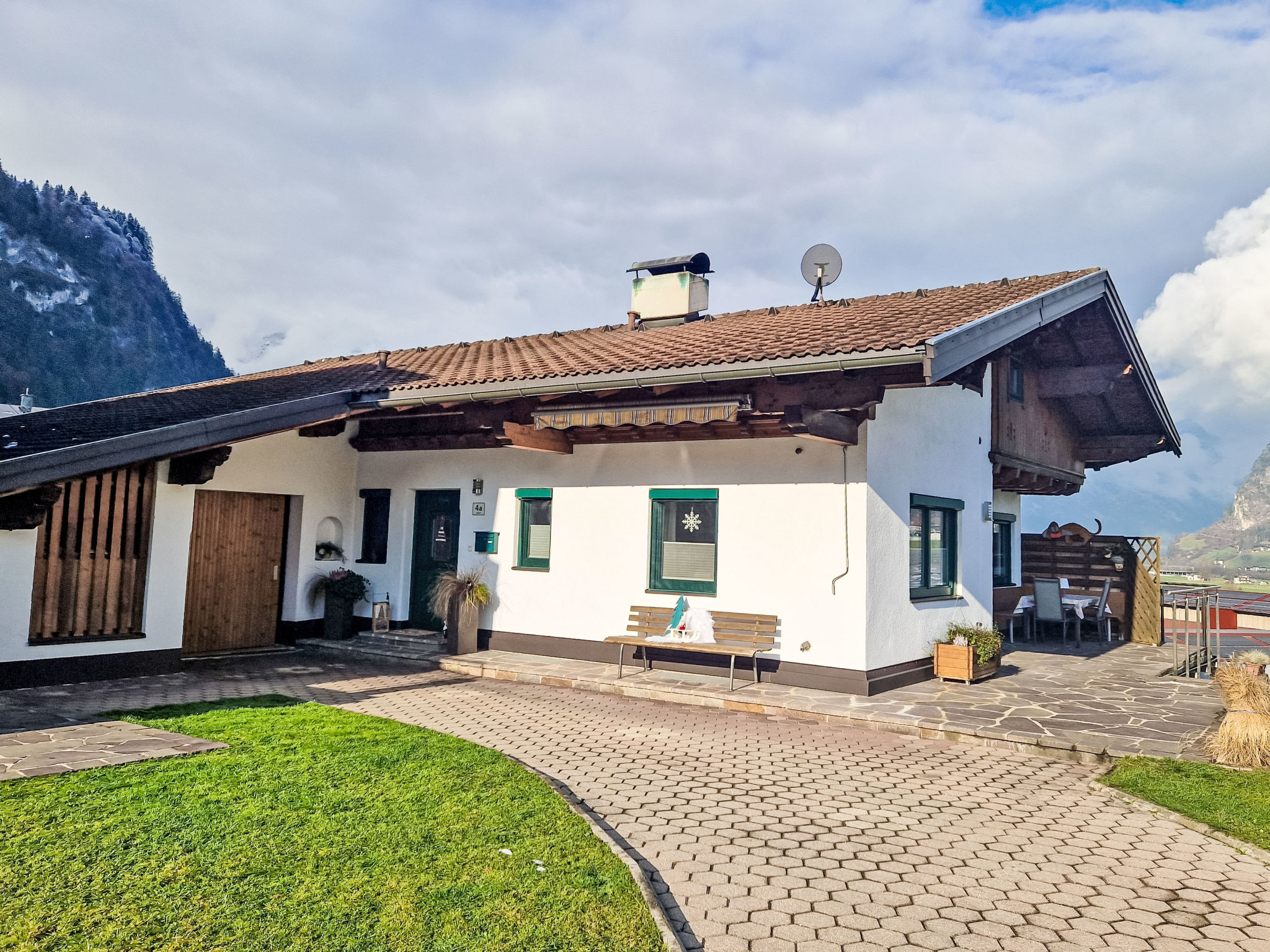 "August", appartement 3-kamers 60 m2, souterrain. Zeer comfortabel en gezellig ingericht: 1 2-pers. kamer met TV (Flatscreen TV). 1 kamer met 2 bedden en TV (Flatscreen TV). Woonkeuken (oven, afwasmac..