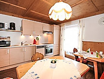 Ruim chalet voor 7 aan de skipiste met bergzicht in Fügen - thumbnail 4
