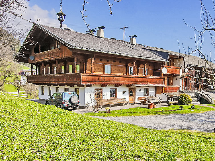 4-Zimmer-Wohnung 85 m2, im Dachgeschoss. Teilweise abgeschrägt, gemütlich und mit viel Holz eingerichtet: Eingang. 1 Doppelzimmer mit Waschbecken. 1 Zimmer mit 1 Diwanbett, 1 Doppelbett und Waschbec..