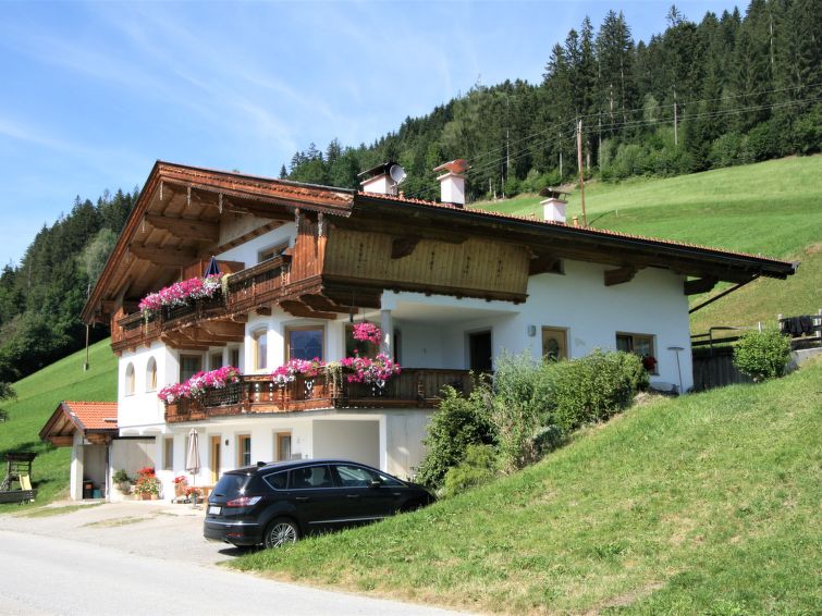 5-persoons appartement in Fügen met open haard en bergzicht in Fügen