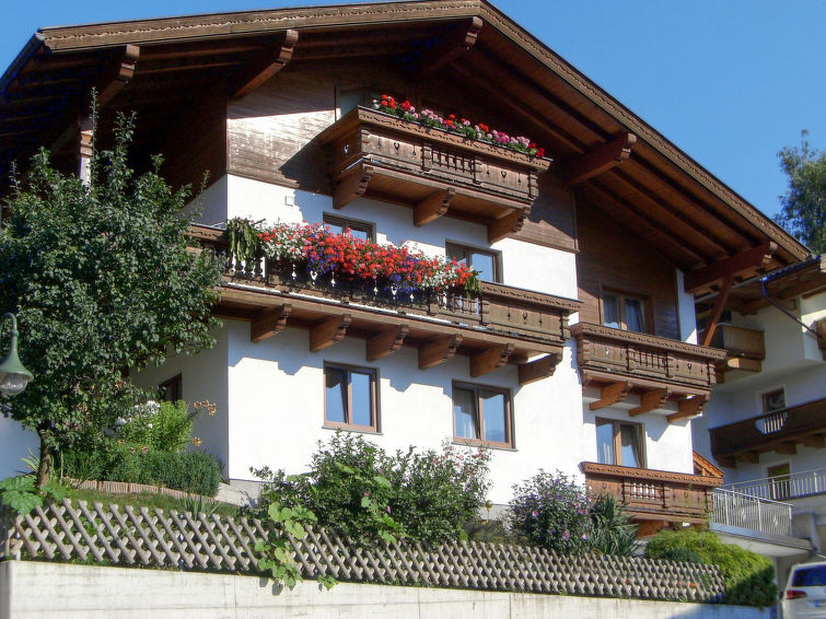"Neurauter", 3-Zimmer-Wohnung 90 m2 im 2. Stock. Hell, geschmackvoll eingerichtet: Wohn-/Schlafzimmer mit 1 Diwanbett und Sat-TV. Ausgang zum Balkon. 1 Doppelzimmer mit begehbarem Kleiderschrank. 1 Zi..