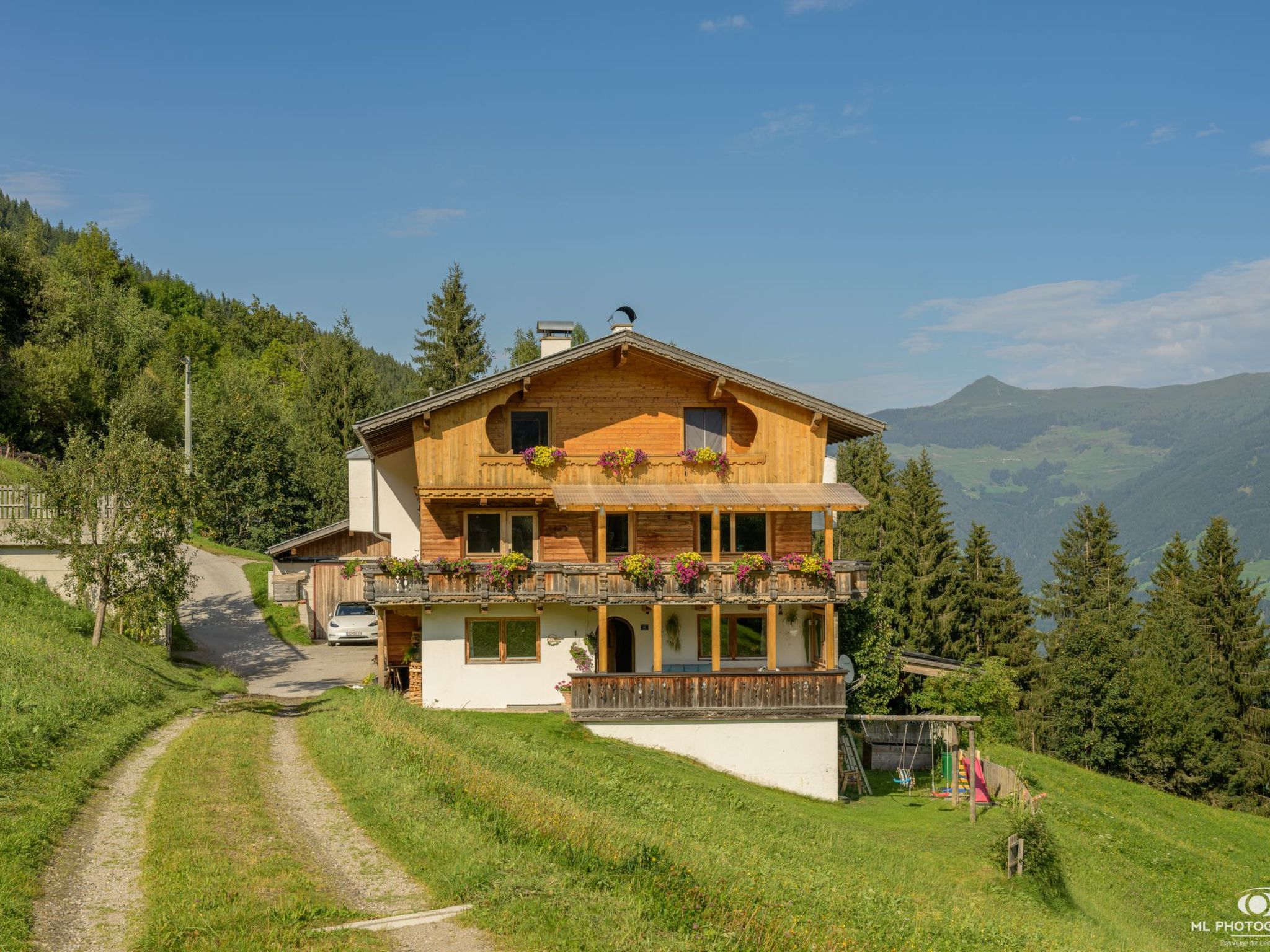 Welcome to the Kröller holiday flat in Pankrazberg, Tyrol, the ideal place for your next family holiday or a break with friends! In this spacious accommodation, suitable for up to 7 people, you can e..