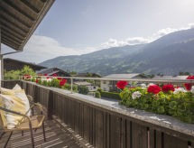 Ruim 22-persoons vakantiehuis in Fügen met tuin, terras en uitzicht op bergen - thumbnail 2