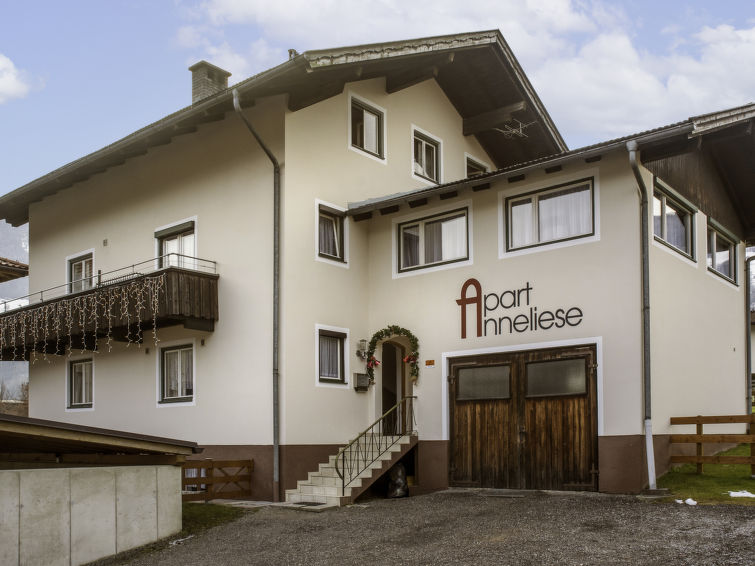 "Apart Anneliese", 10-room house 270 m2 on 3 levels. Practical and comfortable furnishings: 1 double bedroom with hand-basin and shower/WC. 1 double bedroom with 1 bed and 1 x 1 bunk beds, hand-basin...