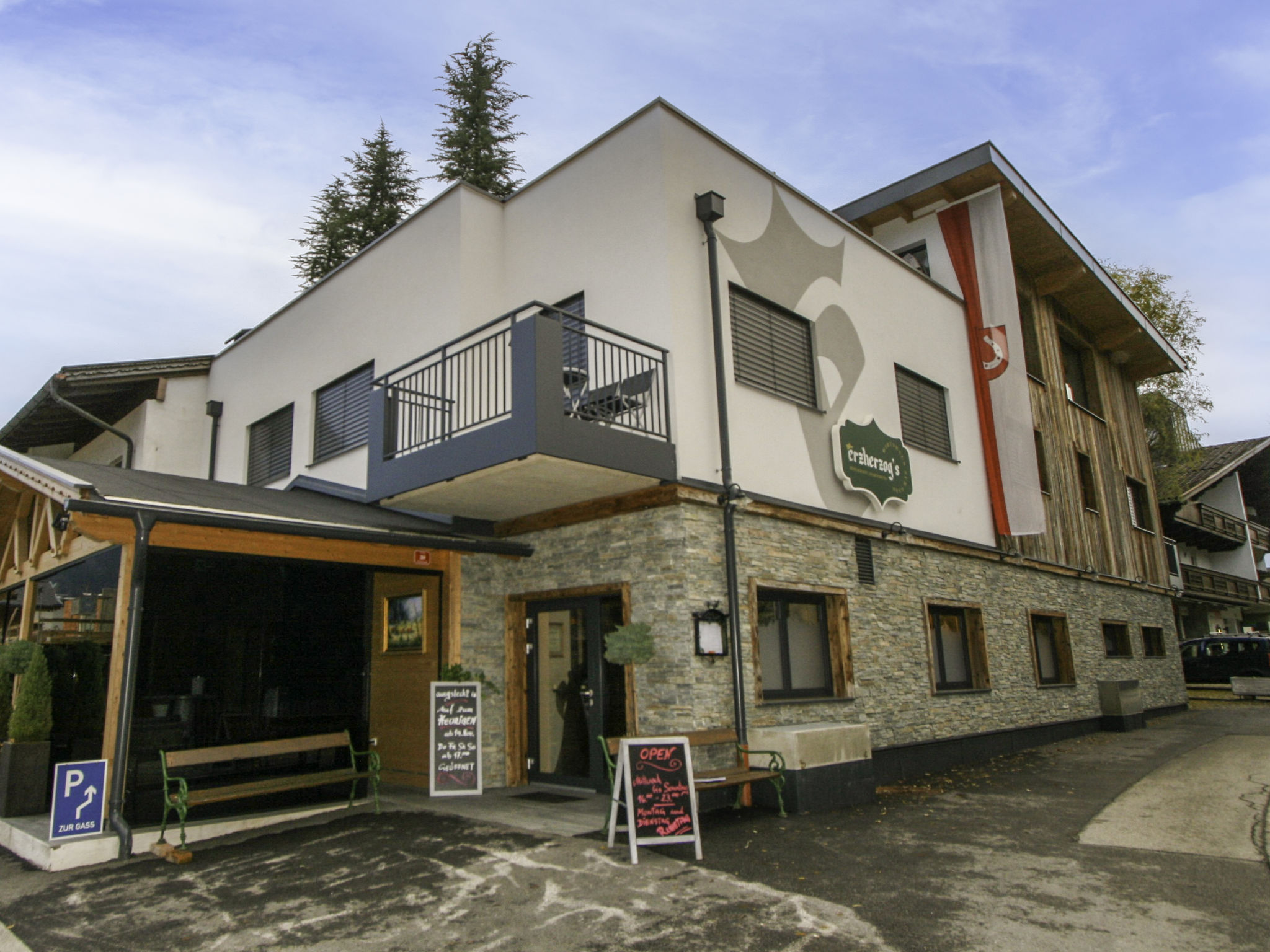 "Erzherzog’s Apts/Zillertal Alpen Lodge", appartement 2-kamers 60 m2 op de 1e verdieping. Zeer comfortabel en stijlvol ingericht: 1 2-pers. kamer met Kleedkamer met TV (Flatscreen TV). Woonkeuken (o..