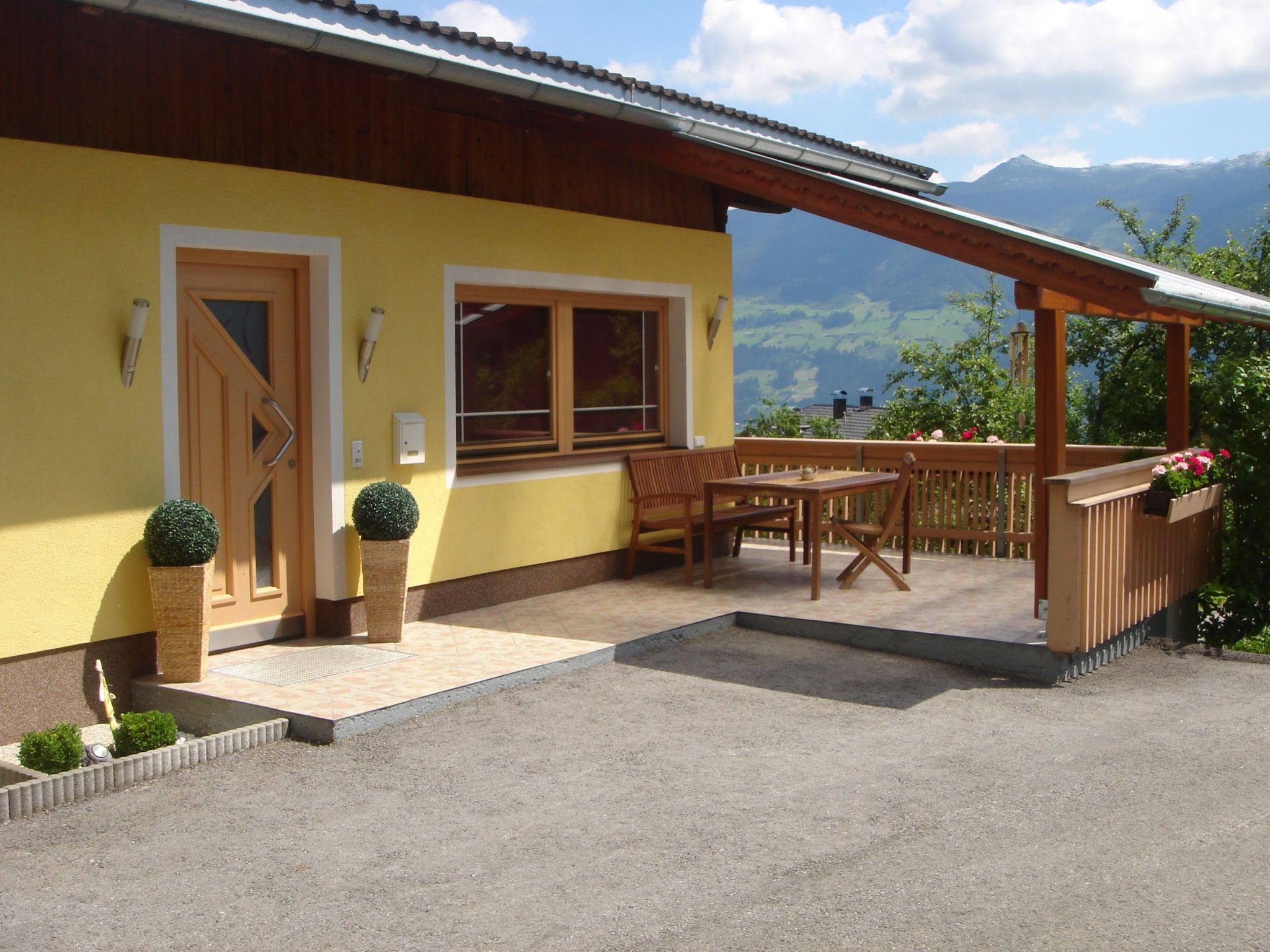 Discover the perfect hideaway for nature lovers and adventure seekers in our idyllic holiday home in Fügenberg, Tyrol. With space for six people, it offers the ideal setting for an unforgettable fami..