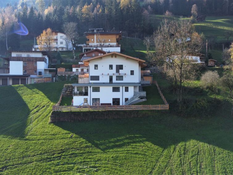 "Apartment Georg", appartement 3-kamers 75 m2, souterrain. Licht, zeer smaakvol ingericht: hal. 2 2-pers. kamers. Woonkeuken (oven, afwasmachine, 4 keramische glas kookplaten, broodrooster, waterkoker..