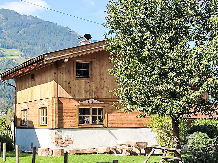 6-Zimmer-Chalet 120 m2 auf 2 Stockwerken. Komfortabel und rustikal eingerichtet: Eingang. Wohnzimmer mit Schwedenofen und Sat-TV (Flachbildschirm), Radio und CD. 1 Doppelzimmer. Offene Küche (Backofe..