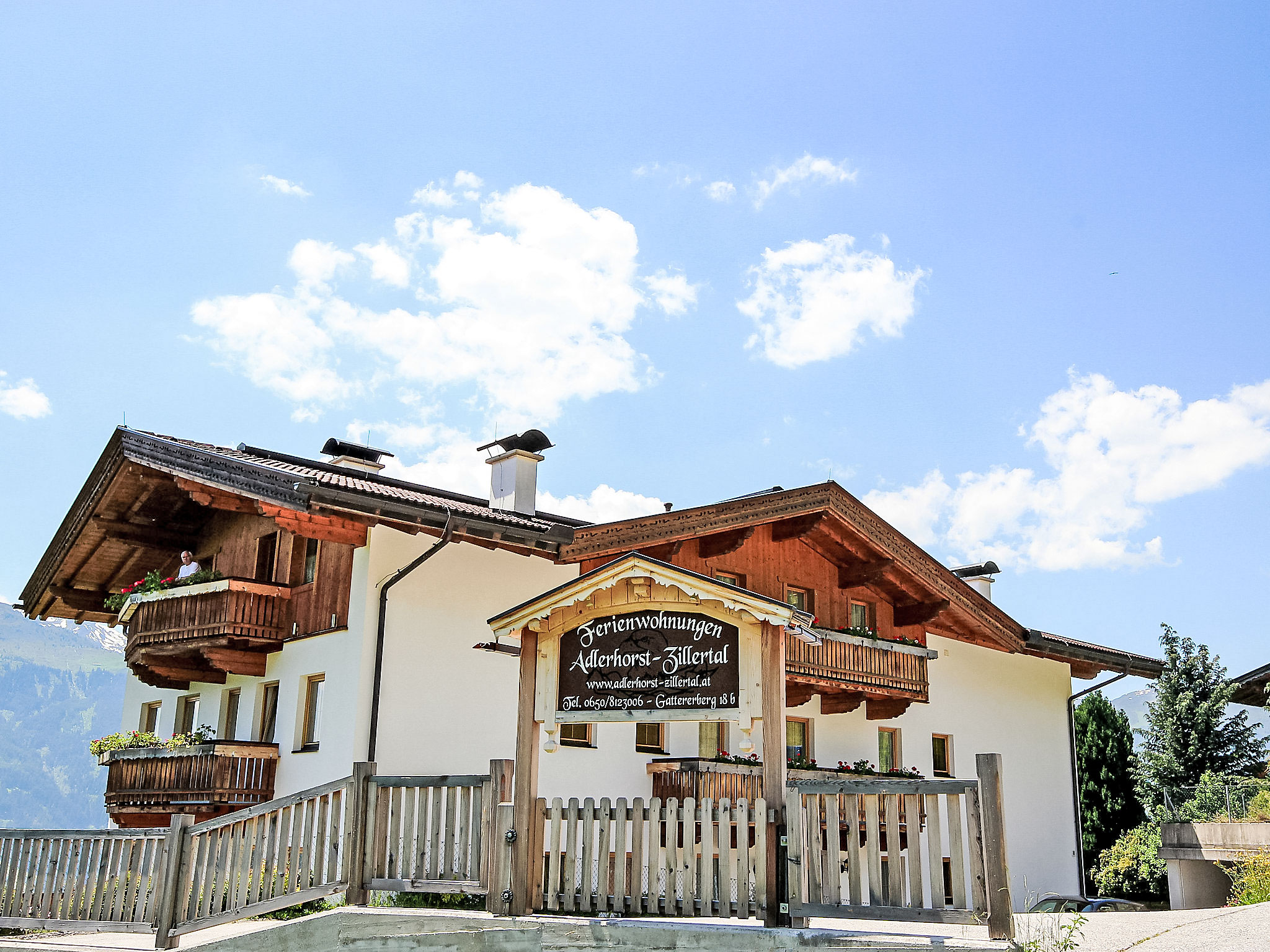 5-room apartment 168 m2 on 2 levels. Spacious, tasteful and cosy furnishings: entrance hall. Large living room with satellite TV (flat screen). Exit to the balcony. 1 room with 1 bed and 1 double bed...