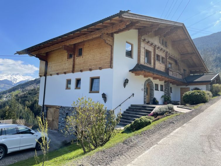 "Häuser II", appartement 2-kamers 60 m2, op de begane grond. Smaakvol en gezellig ingericht: woon-/slaapkamer met 1 divanbed en Sat-TV. 1 2-pers. kamer. Kleine keuken (oven, afwasmachine, 4 keramisch..