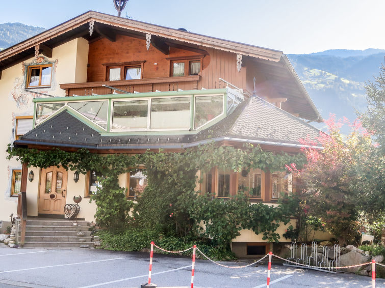 "Weiher", 4-Zimmer-Wohnung 90 m2 im 2. Stock. Geräumig und hell, gemütlich eingerichtet: Eingang. 1 Doppelzimmer mit Dusche/WC. Ausgang zum Balkon. 1 Doppelzimmer mit Dusche/WC und Sat-TV (Flachbild..