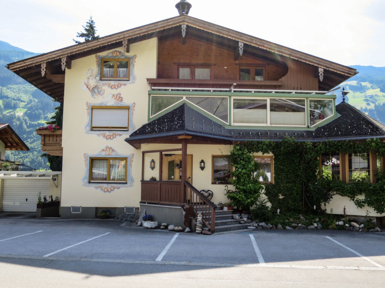 "Weiher", 4-Zimmer-Wohnung 90 m2 im 2. Stock. Geräumig und hell, gemütlich eingerichtet: Eingang. 1 Doppelzimmer mit Dusche/WC. Ausgang zum Balkon. 1 Doppelzimmer mit Dusche/WC und Sat-TV (Flachbild..