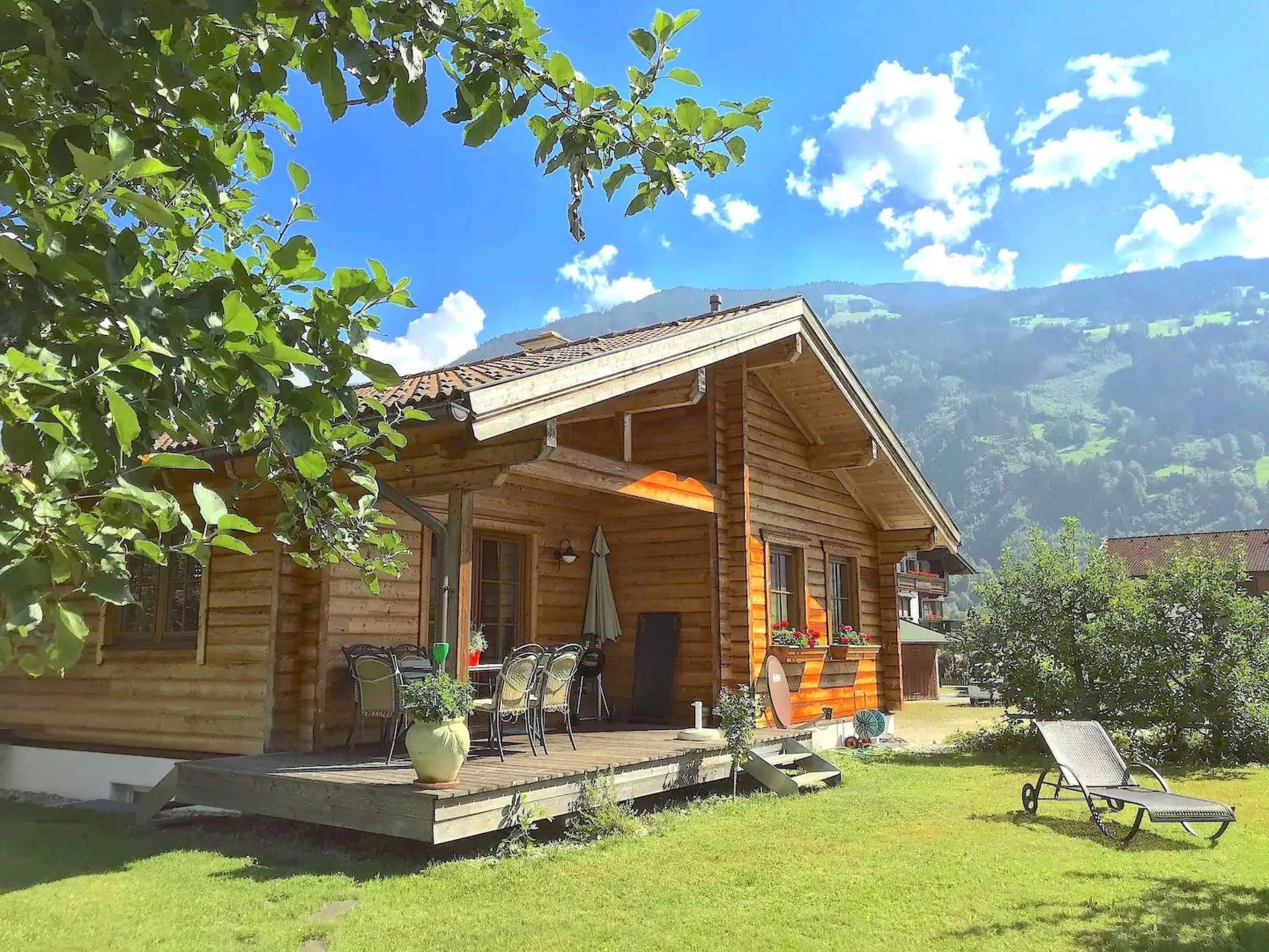 The cosy log cabin is situated in a quiet but central location in Aschau in the Zillertal and offers approx. 95 m² of space for a total of 6 people. Good public transport connections to all mountain ..