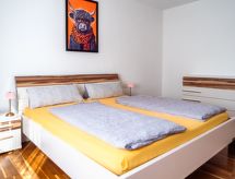 Kunterbunt: Kleurrijk appartement in hartje Aschau im Zillertal, 50m van centrum - thumbnail 4