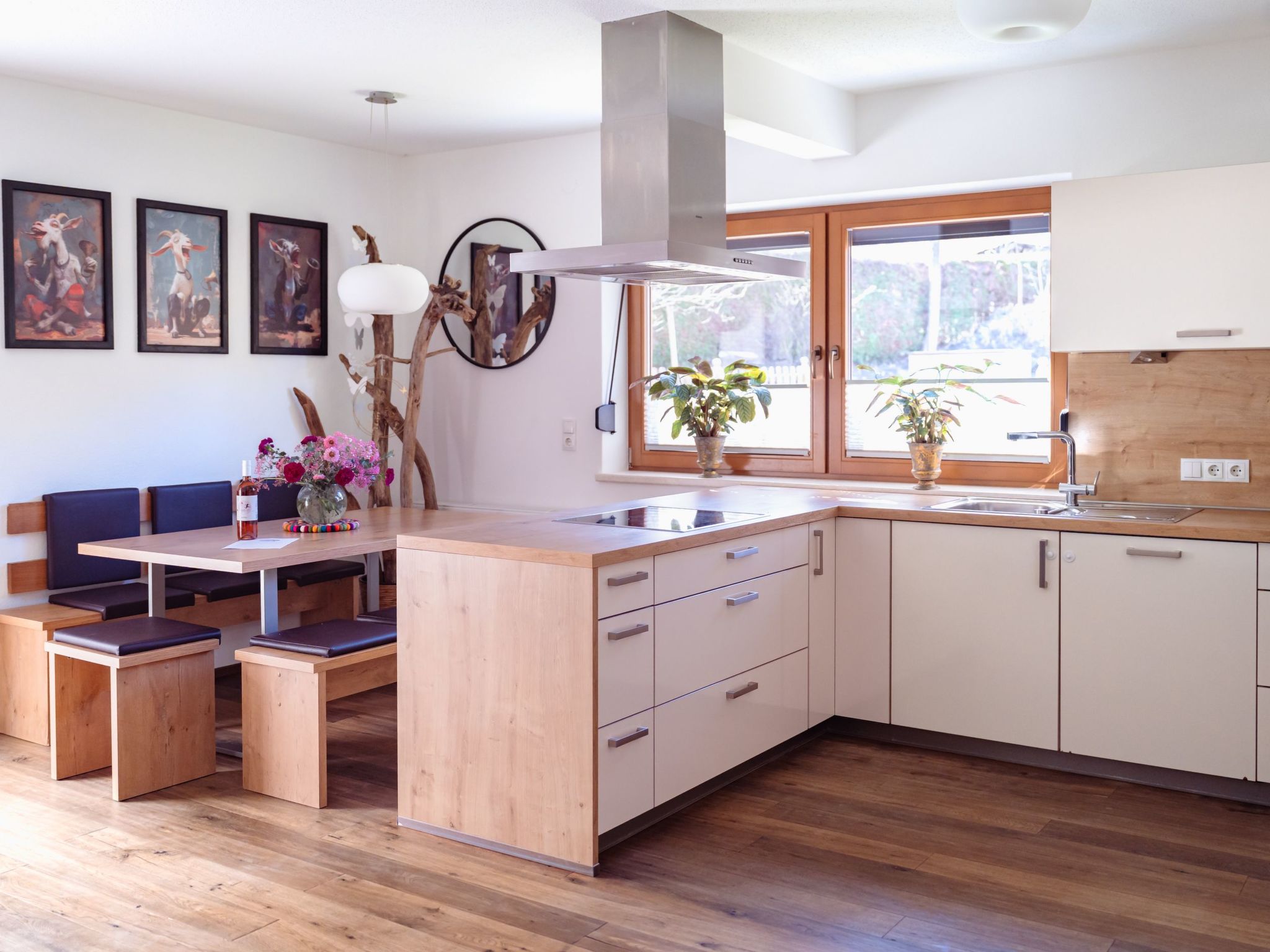 This charming holiday flat in Aschau im Zillertal, Tyrol, is a colourful mix of tradition and extravagance - hence the name! It can accommodate up to 5 people and is located on the ground floor, makin..