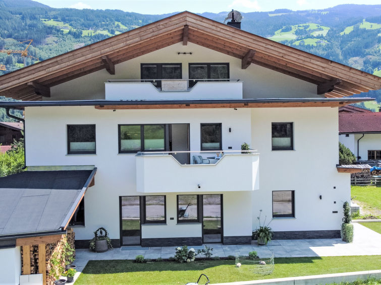 "Gerlosstein Blick", 3-room apartment 80 m2 on 1st floor. Very tasteful and cosy furnishings: 2 double bedrooms. Kitchen-/living room (oven, dishwasher, 4 ceramic glass hob hotplates, kettle, microwav..