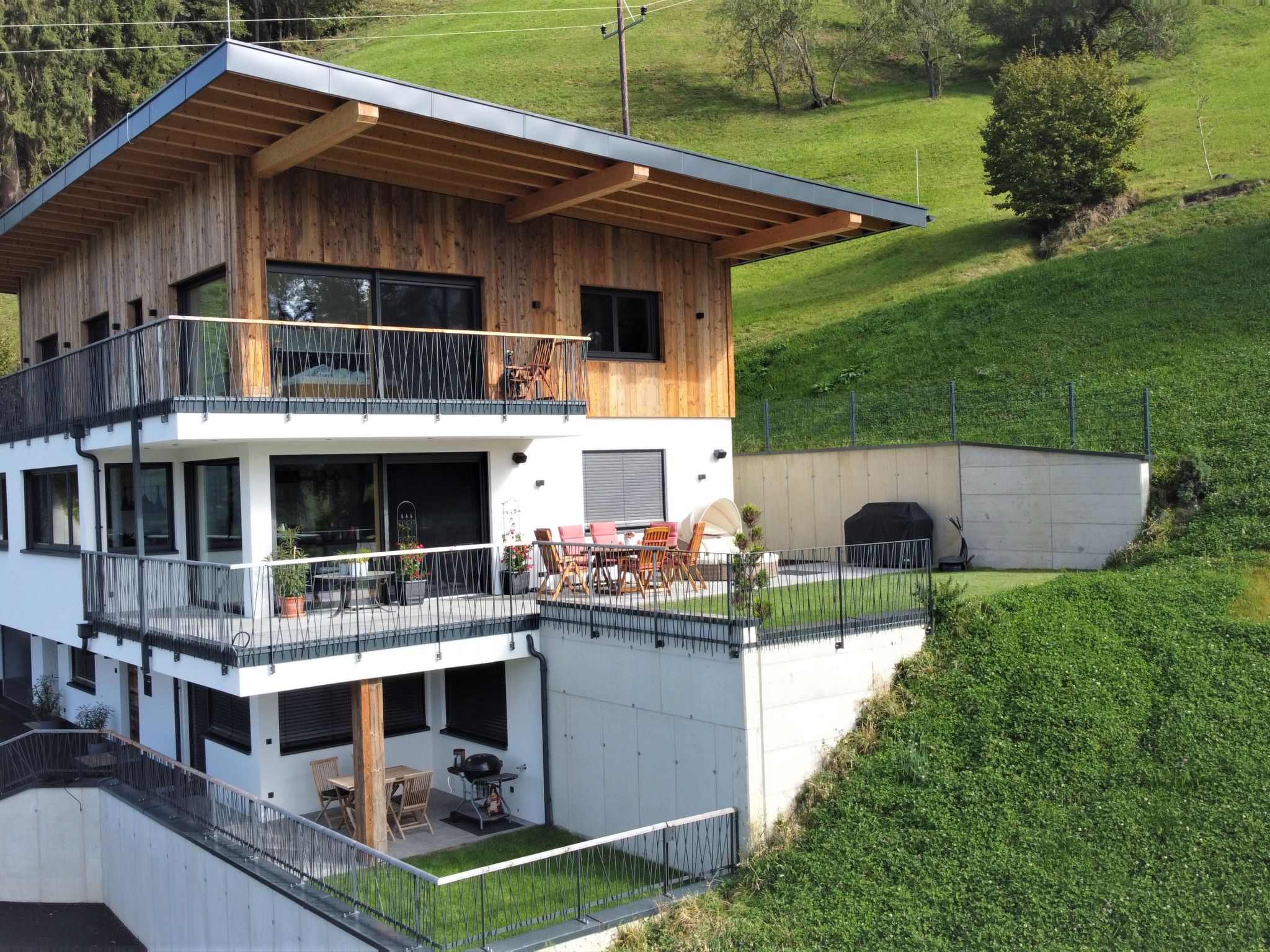 "Martina", 3-room apartment 65 m2, on the ground floor. Very modern furnishings: entrance hall. 2 double bedrooms, each room with shower/WC and TV (flat screen). Open kitchen (oven, dishwasher, 4 indu..