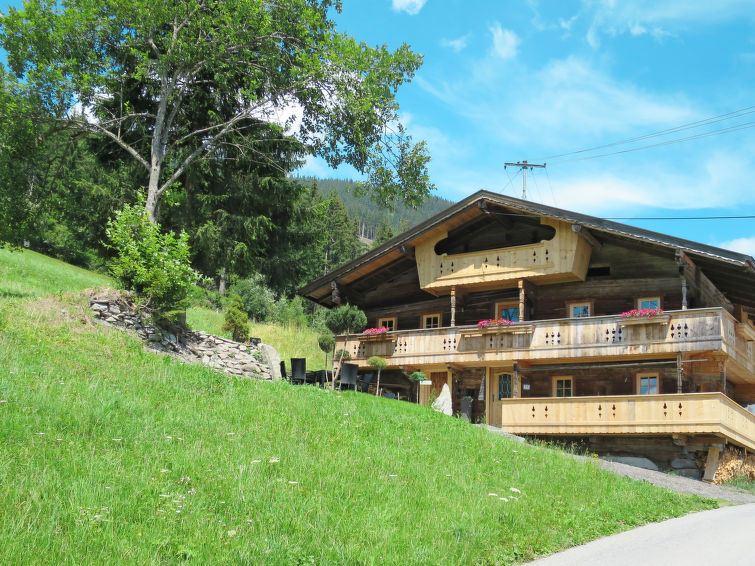 "Alm Chalet (SUZ320)", chalet 5-kamers 240 m2 op 2 verdiepingen. Rustiek en smaakvol ingericht: woonkamer met zwedenkachel en Sat-TV. Open keuken (oven, afwasmachine, 4 keramische glas kookplaten, bro..