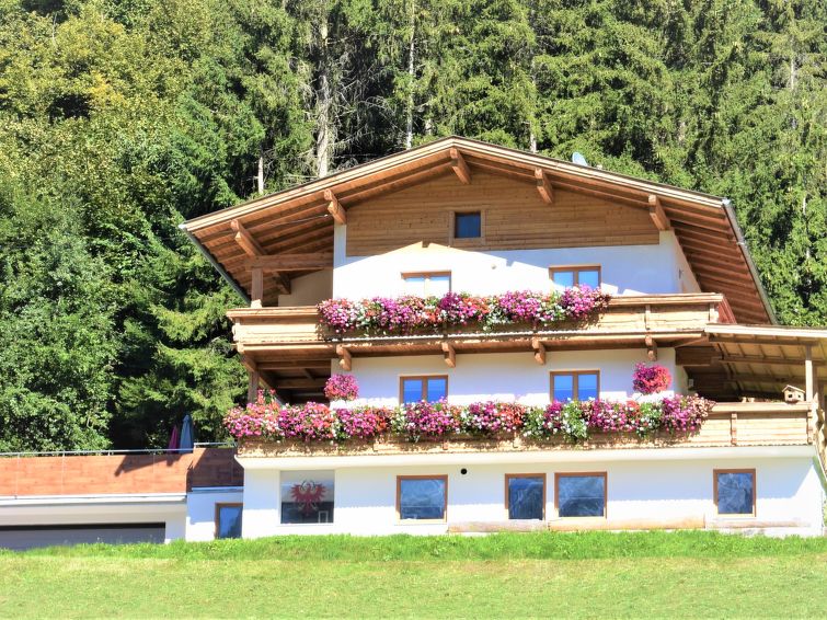 "Sonnigs Platzl", appartement 3-kamers 75 m2, op de begane grond. Zeer mooi en smaakvol ingericht: 1 2-pers. kamer met 1 2-pers bed. 1 2-pers. kamer met 1 x 1 stapelbedden, 1 2-pers bed. Woonkeuken (o..