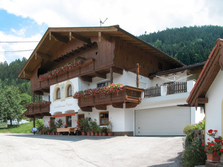 "Landhaus Heim", 3-Zimmer-Wohnung 55 m2 im 2. Stock. Zweckmässig eingerichtet: 1 Doppelzimmer. Ausgang zum Balkon. 1 Doppelzimmer mit Küchenblock und Dusche/WC. Wohnküche (4 Kochplatten, Backofen, ..