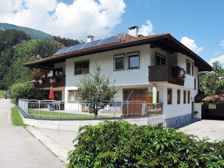 "Haus Sonne (ZAZ681)", appartement 4-kamers 84 m2, op de begane grond. Licht, doelmatig ingericht: 1 2-pers. kamer met wastafel. 1 2-pers. kamer. 1 kleine kamer met 2 bedden. Woonkeuken (4-pits kookpl..