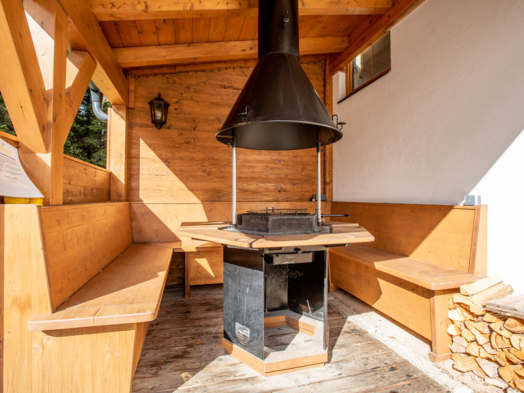 5-Zimmer-Chalet 110 m2 auf 2 Stockwerken. Luxuriös und geschmackvoll eingerichtet: Eingang. 2 Doppelzimmer. Ausgang zur Terrasse. 1 Zimmer mit 2 Betten und 1 x 2 Etagenbetten. Dusche/WC. Obergeschoss..