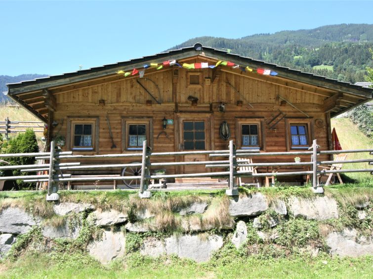 "Lindenalm", 3-Zimmer-Haus 60 m2. Schön und mit viel Holz eingerichtet: Eingang. 2 Doppelzimmer, jedes Zimmer mit Radio. Wohn-/Esszimmer mit 1 Doppeldiwanbett und offenem Kamin (nur Deko), Flachbilds..