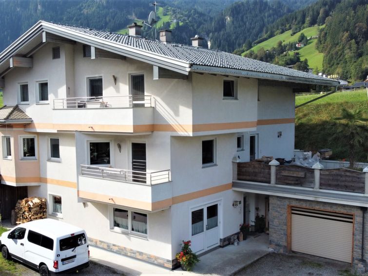 Op 1,5 km van de piste: Sfeervol appartement in centrum Hippach in Hippach