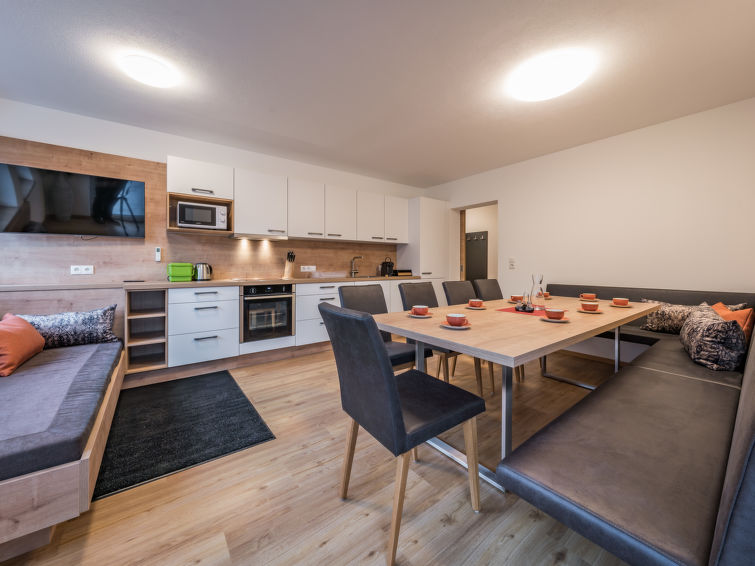 Appartement 8-kamers 200 m2 op 2 verdiepingen. Mooi en modern ingericht: groot woon-/slaapkamer met 1 uitschuifbaar bed en Sat-TV. 1 groot 2-pers. kamer met 1 2-pers bed en Sat-TV. 1 groot kamer met 1..