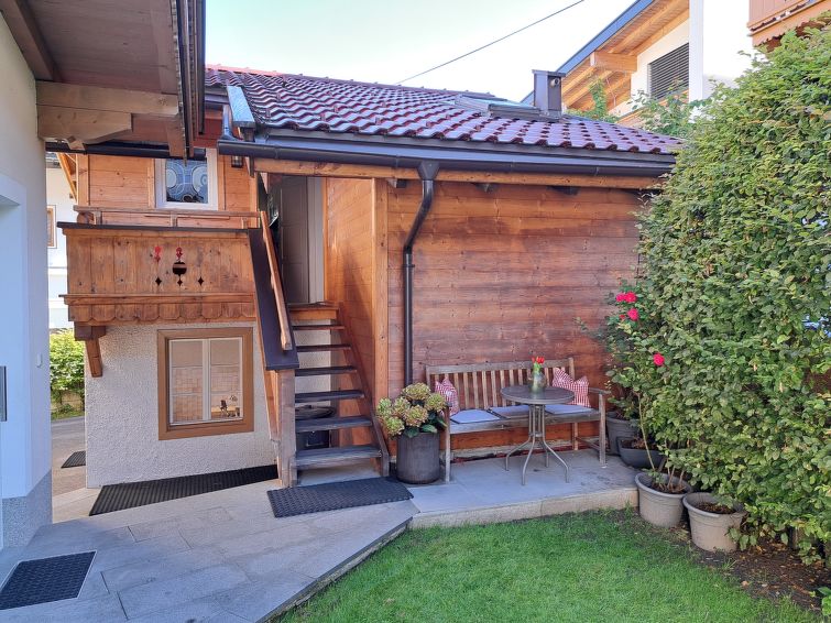 "Wegscheider (MHO326)", 2-room chalet 25 m2 on 1st floor. Cosy furnishings: 1 double bedroom. Kitchen-/living room (2 ceramic glass hob hotplates, toaster, kettle, microwave, electric coffee machine) ..