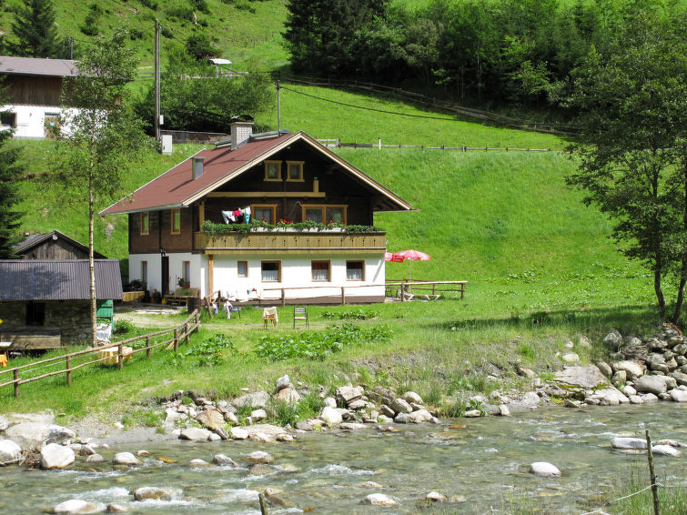 "Farm Eben (MHO480)", 6-Zimmer-Haus 170 m2 auf 3 Stockwerken. Zweckmässig und gemütlich eingerichtet: Wohn-/Esszimmer mit Essecke, Sat-TV, Radio, CD, DVD und Holzofen. 1 Zimmer mit 2 Betten und 1 Do..